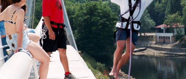 Bungee skok do houpačky Bungee skok do houpačky